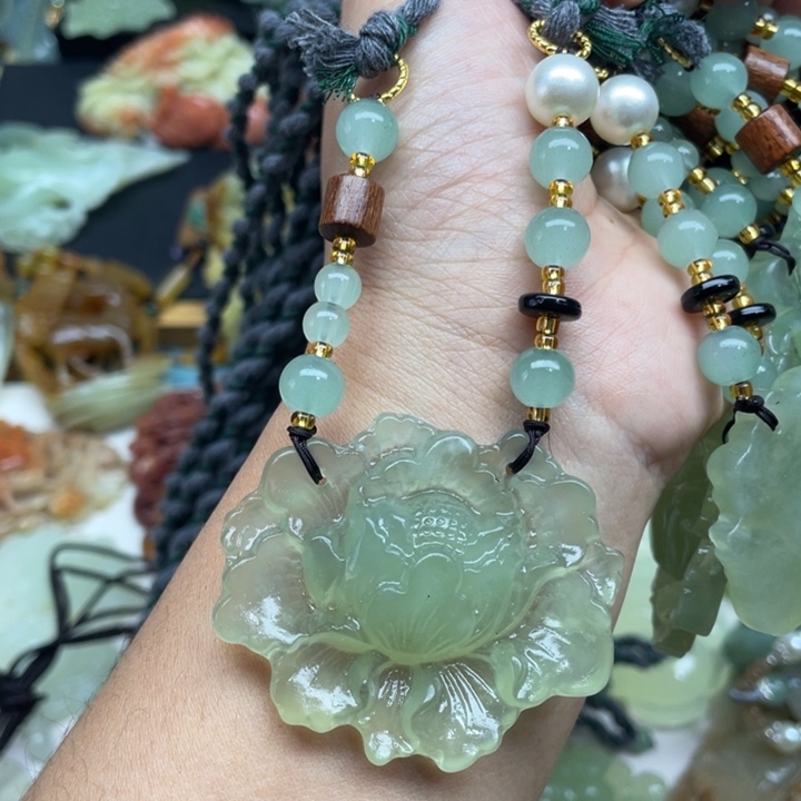 孙***姐蛇纹石玉未镶嵌颈饰