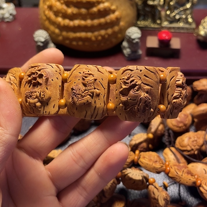 杜***）大桃核雕刻花篮手牌