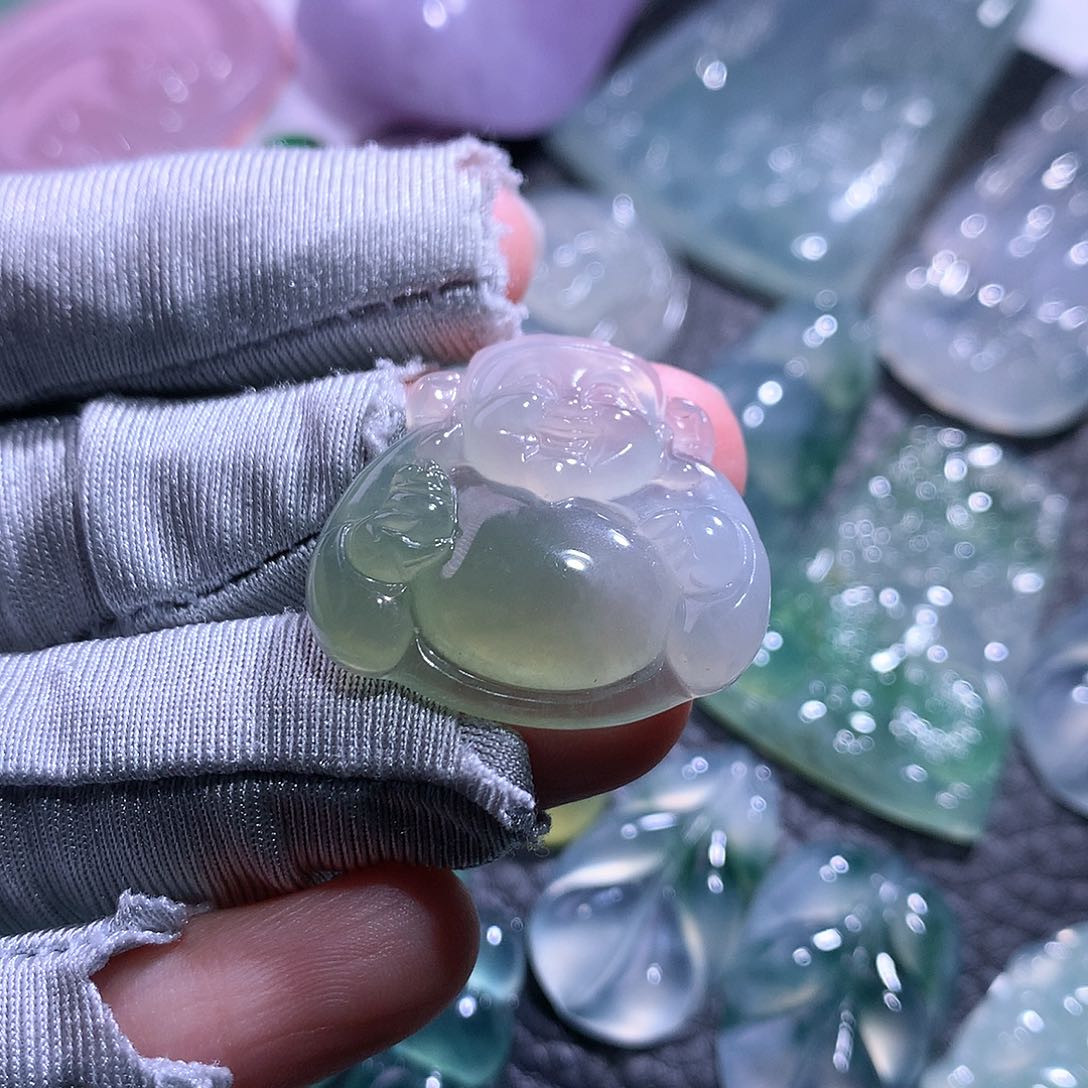 【闪购商品】翡翠未镶嵌颈饰财神