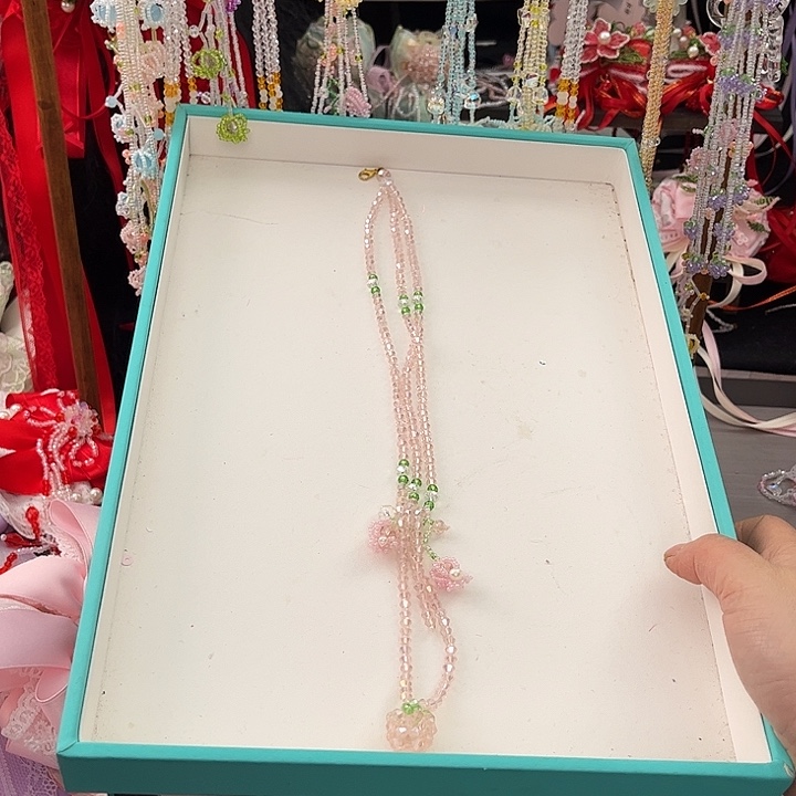 布艺非金属粉色单草莓长流苏