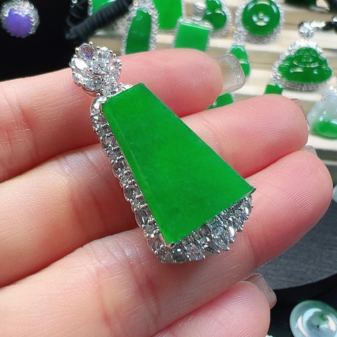 翡翠18K金镶嵌颈饰吊坠