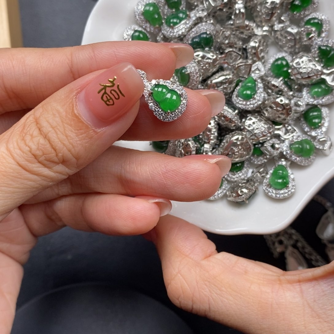 翡翠颈饰未镶嵌翡翠