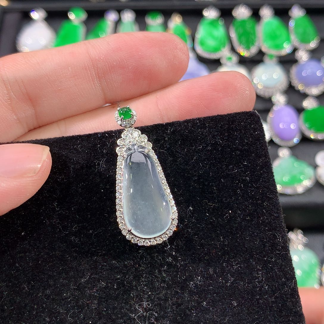 翡翠18K金镶嵌颈饰