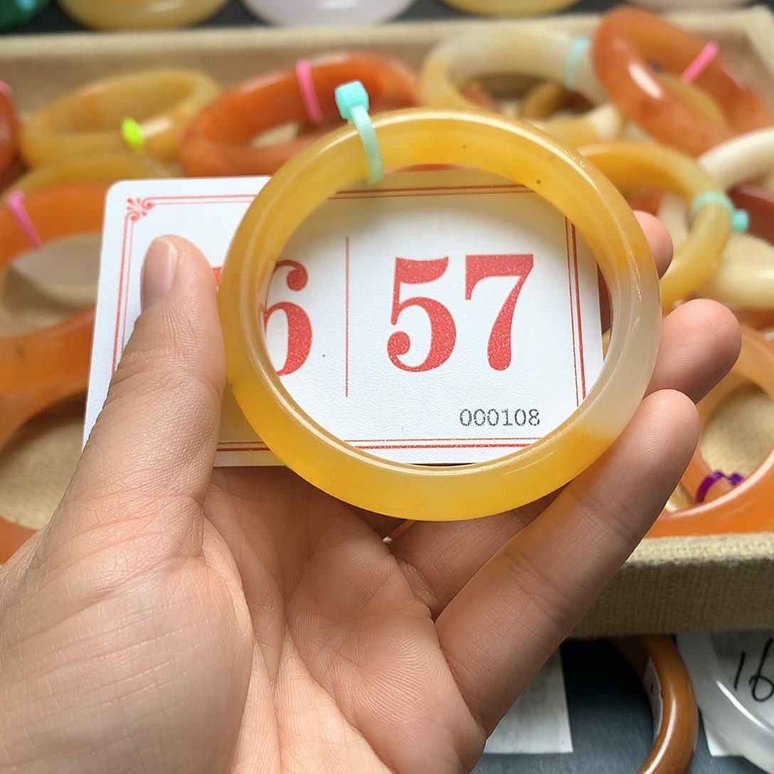 未镶嵌石英质玉（黄龙玉）手镯