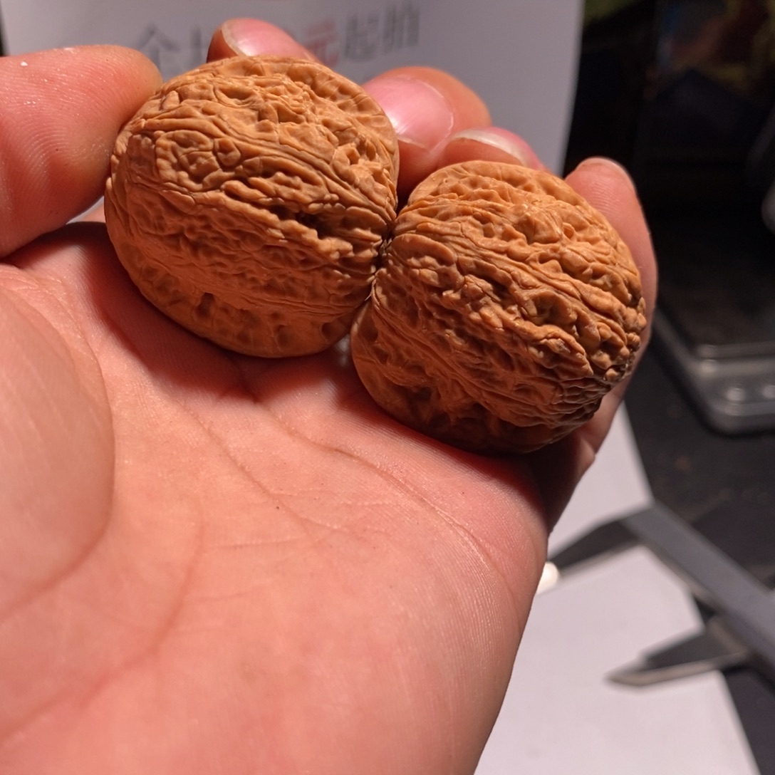 把件文玩核桃绣球