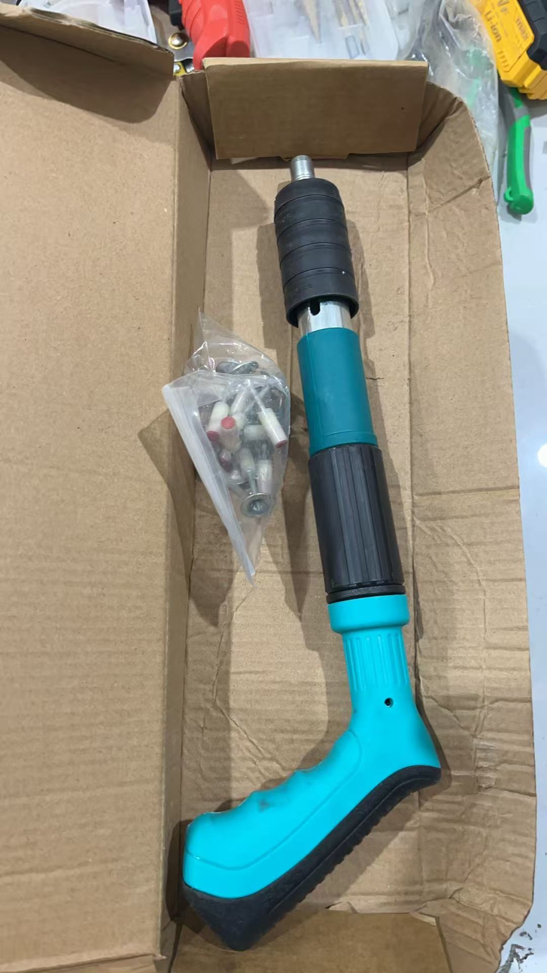 蓝色固定器送钉子  电池夹