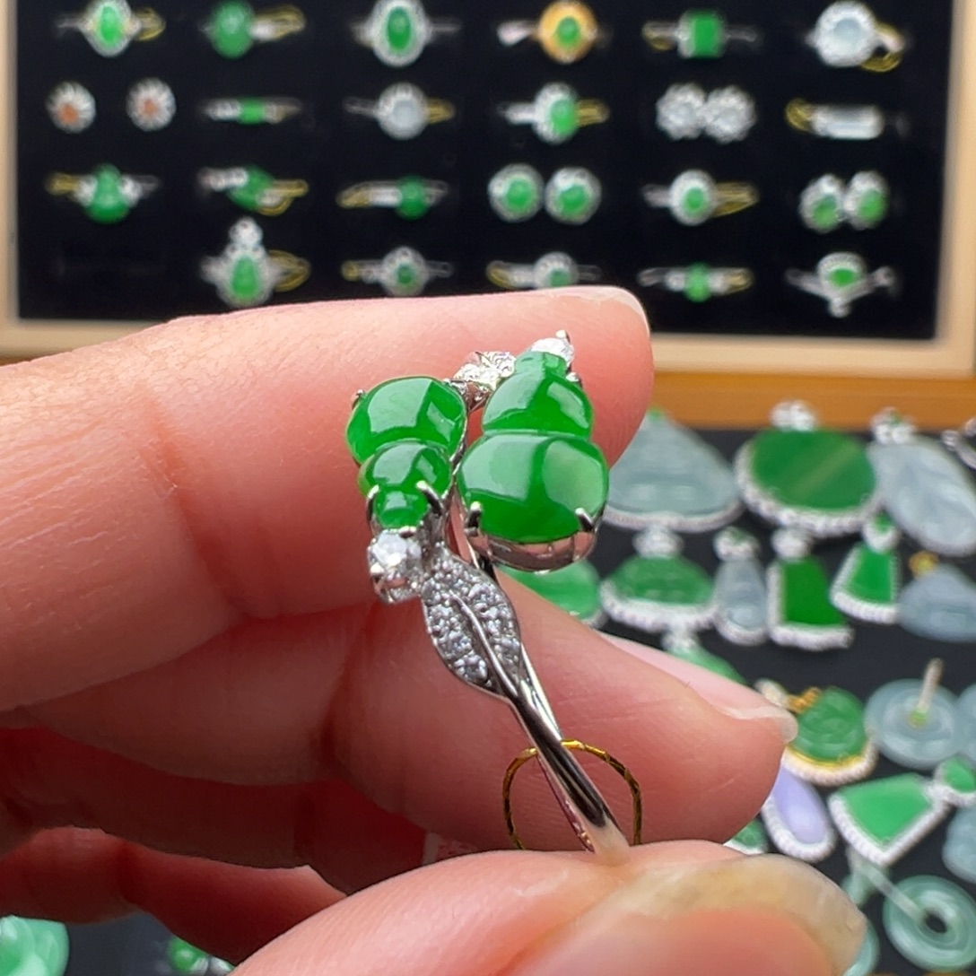 翡翠18K金镶嵌颈饰葫芦