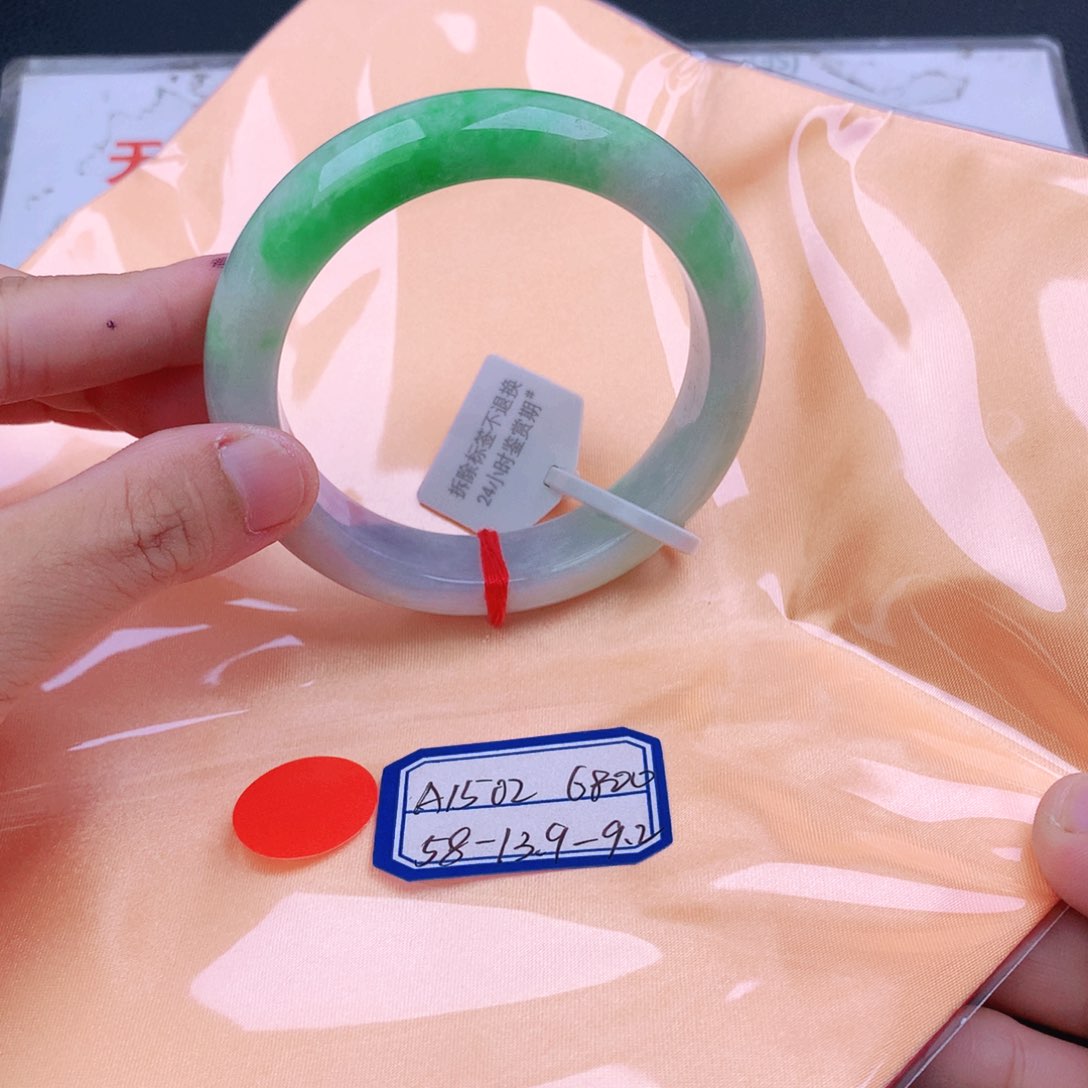 翡翠手镯未镶嵌翡翠