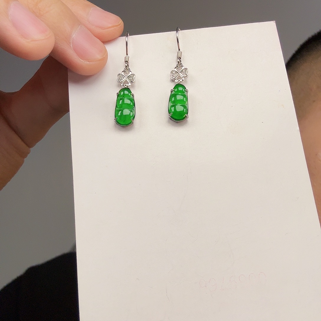 翡翠未镶嵌颈饰一对