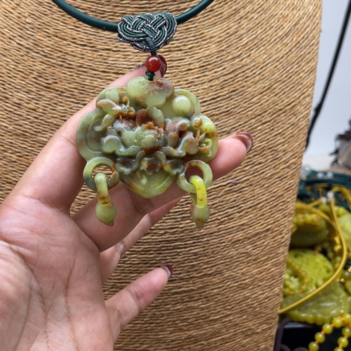 蛇纹石玉吊坠合金