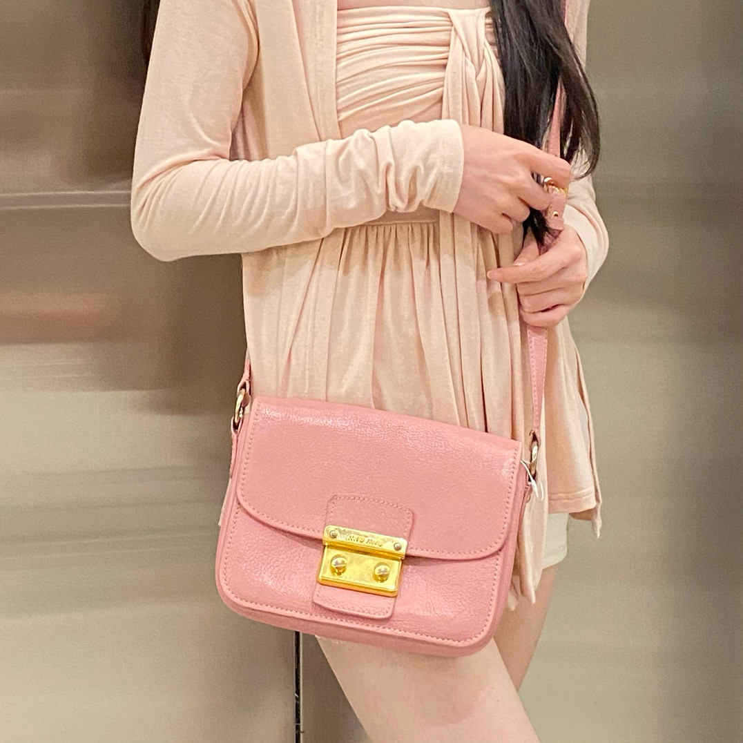 95新 MIU MIU/缪缪 miumiu蜜桃粉邮差斜挎包