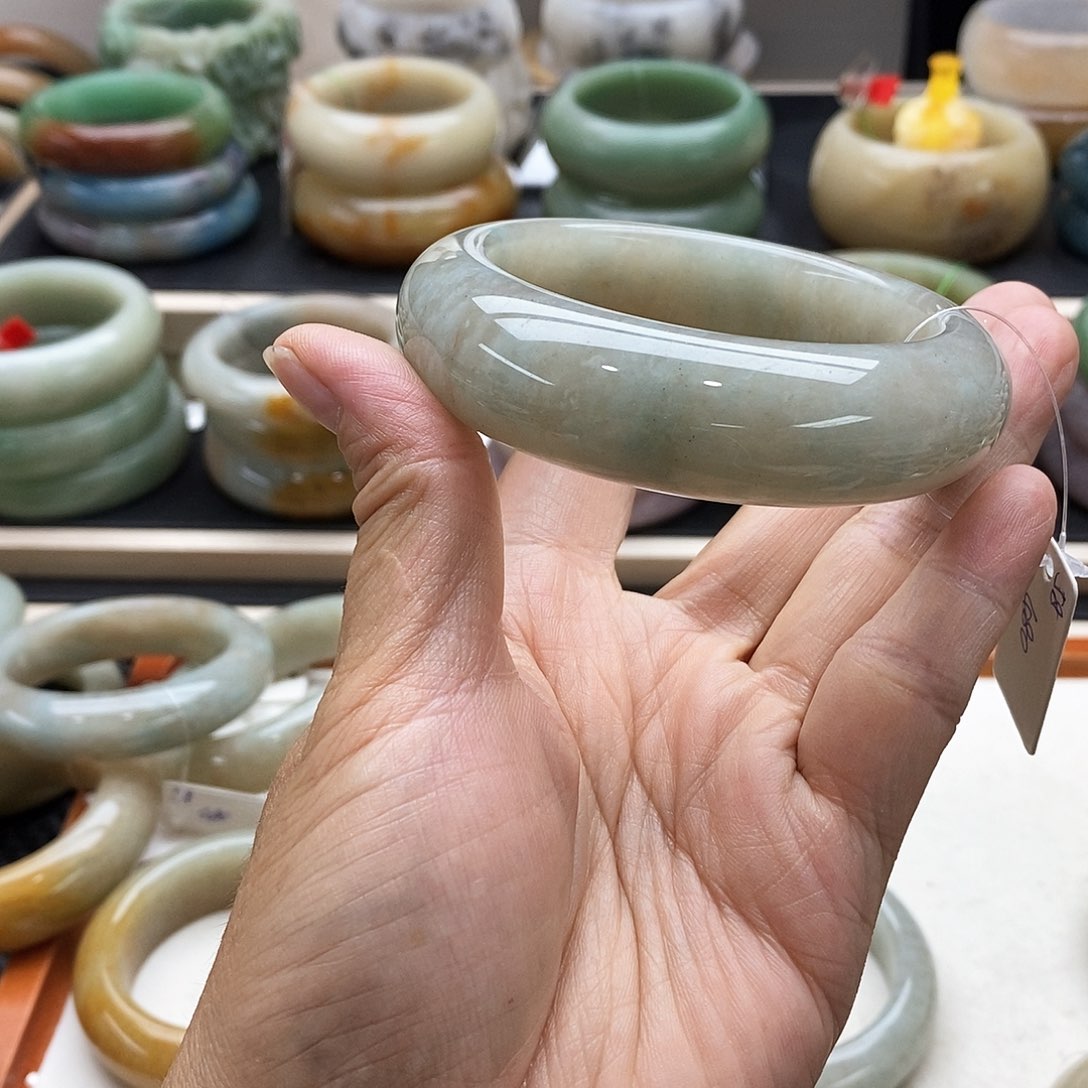 石英质玉手镯未镶嵌