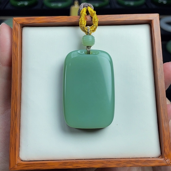 和田玉未镶嵌粉绿无事牌