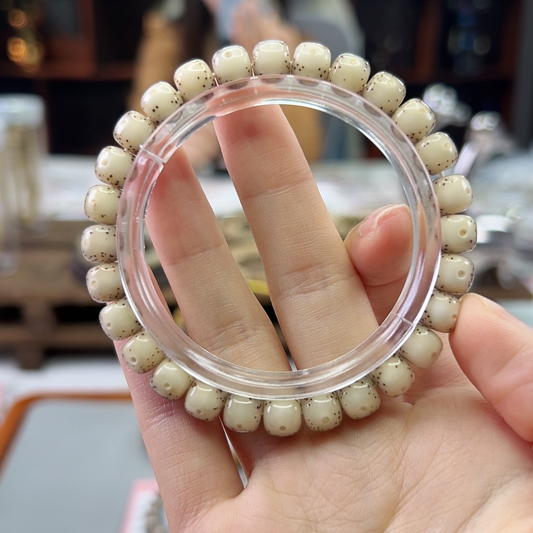 三***屎吊坠星月菩提Ll.8x7贯穿通体 冰糖 针尖星