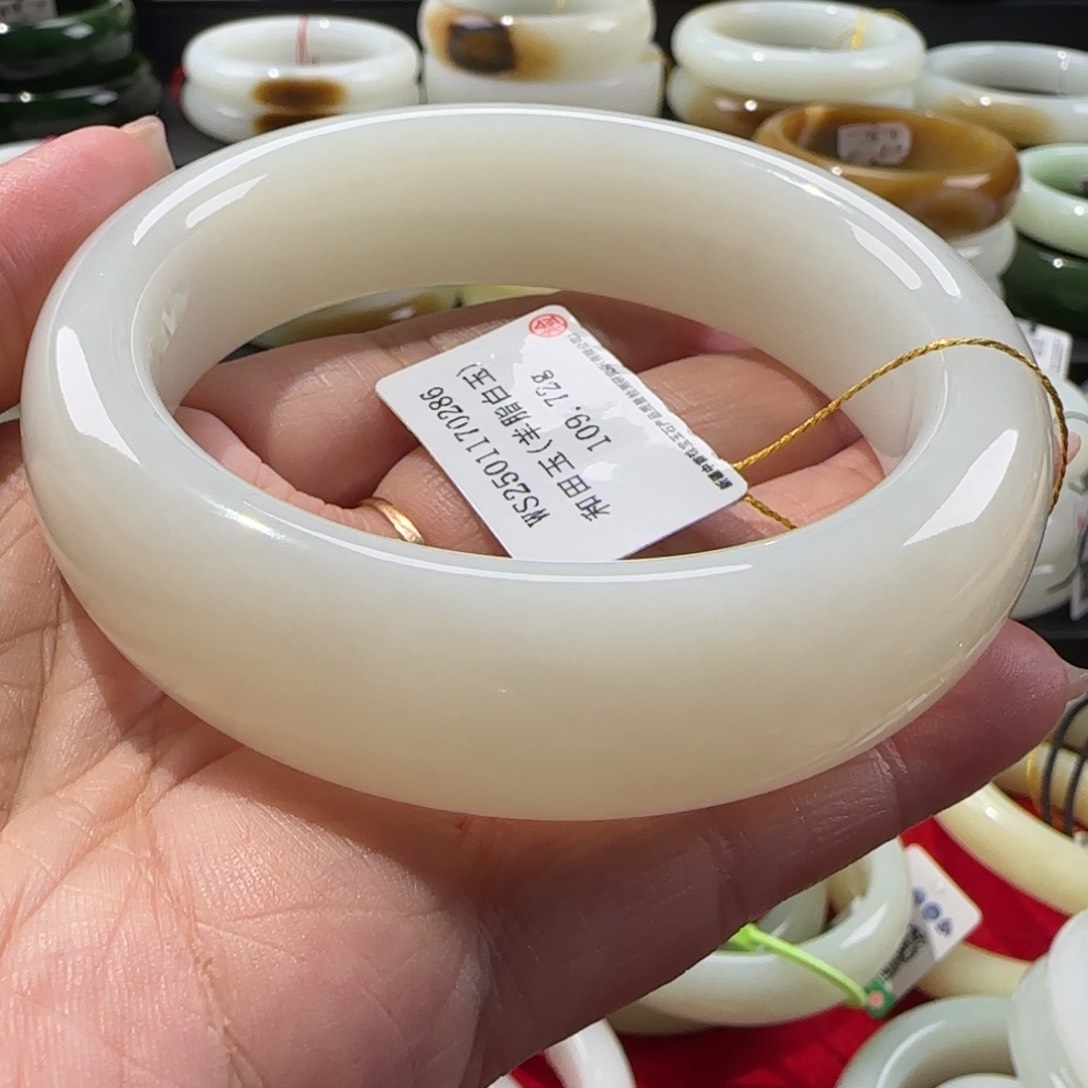 和田玉手镯未镶嵌