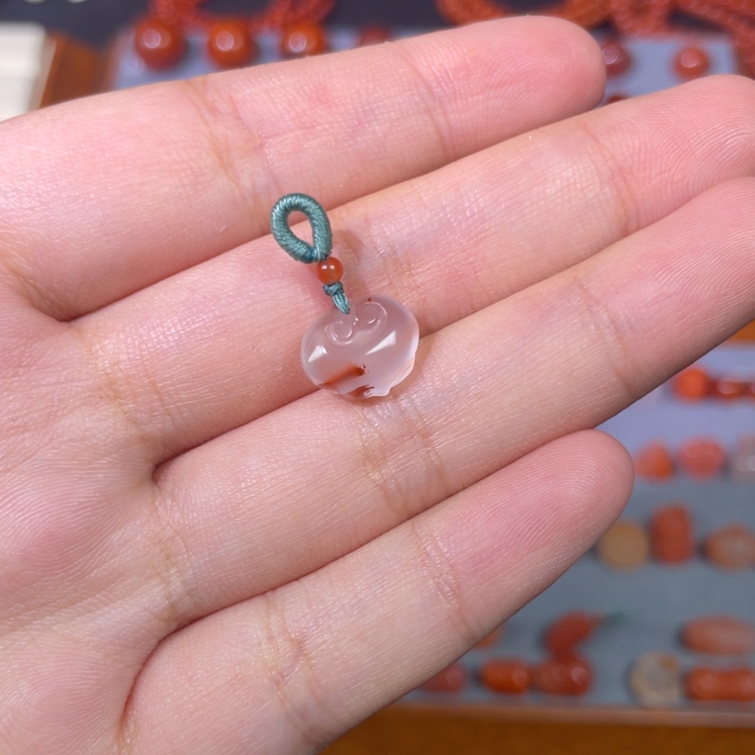 南红玛瑙冰飘花如意锁未镶嵌