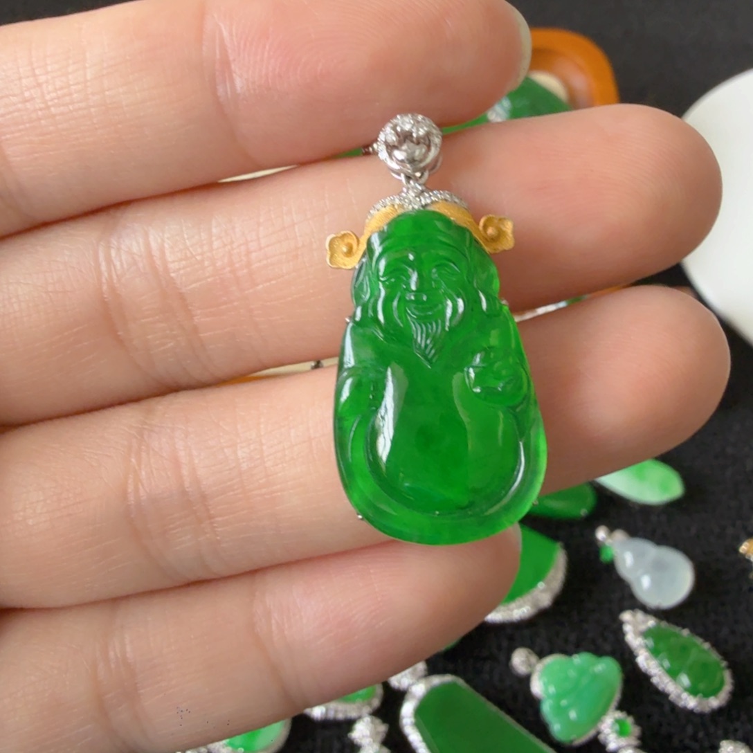 翡翠18K金镶嵌颈饰吊坠