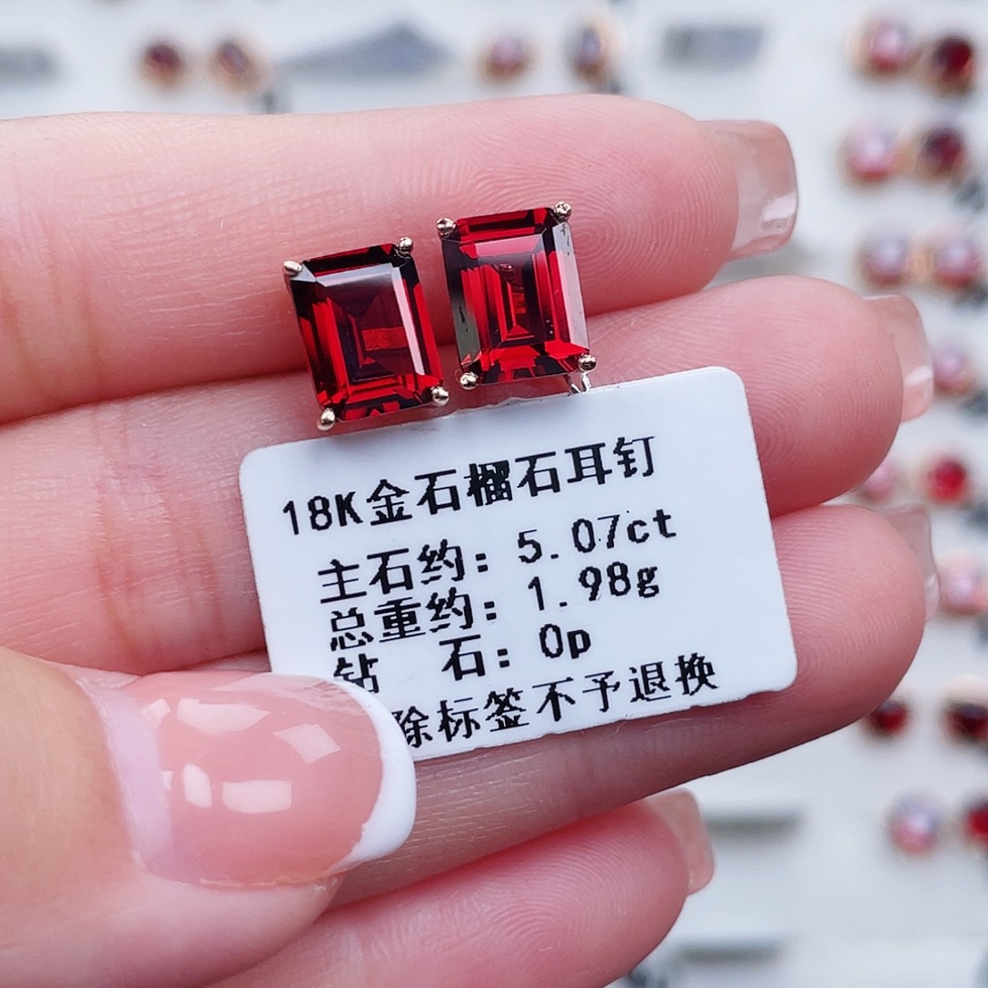 18K金镶嵌耳饰石榴石