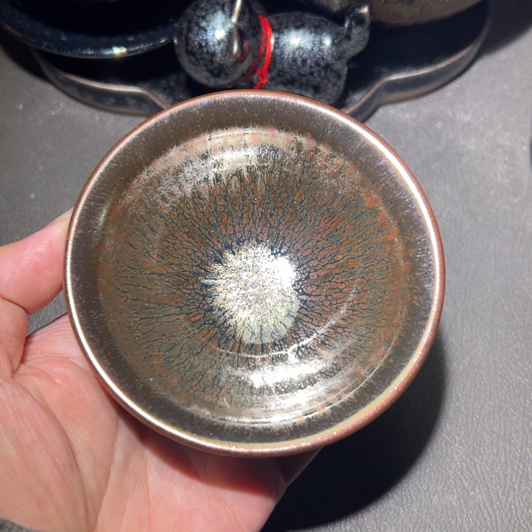 茶盏这个点就困着看电视啦