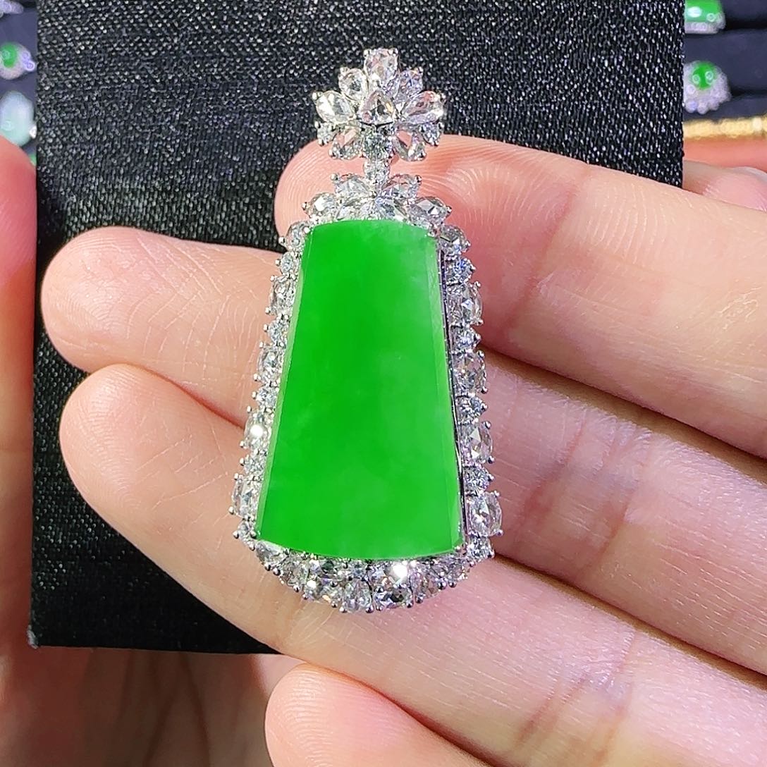 p***y翡翠18K金镶嵌吊坠(不含链)