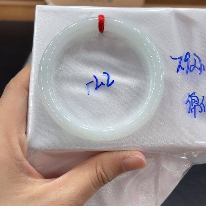 翡翠手镯未镶嵌翡翠