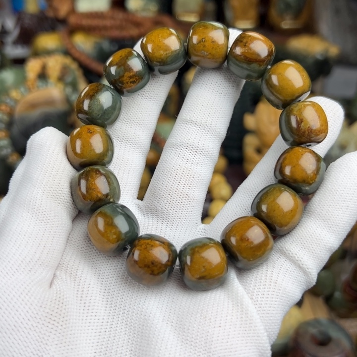 岫岩河磨玉（透闪石质玉）手串未镶嵌丹*鱼