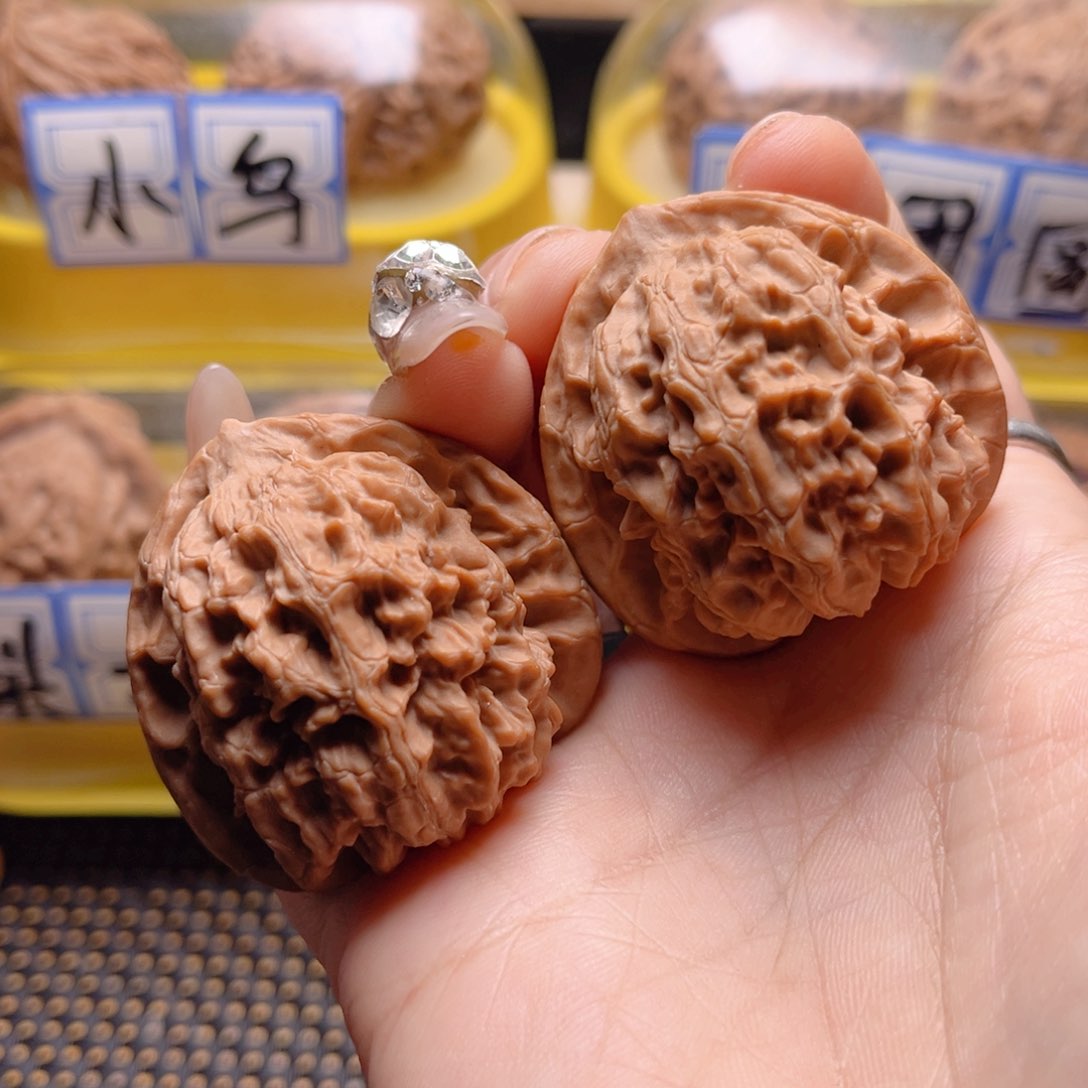 文玩核桃把件梨木台