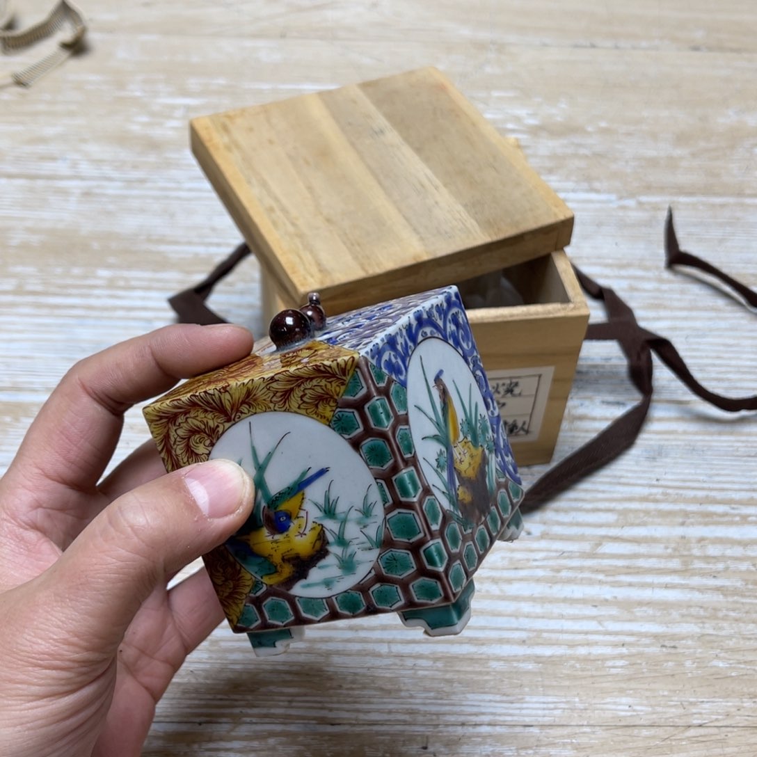 瓷片密密麻麻地排列着一个