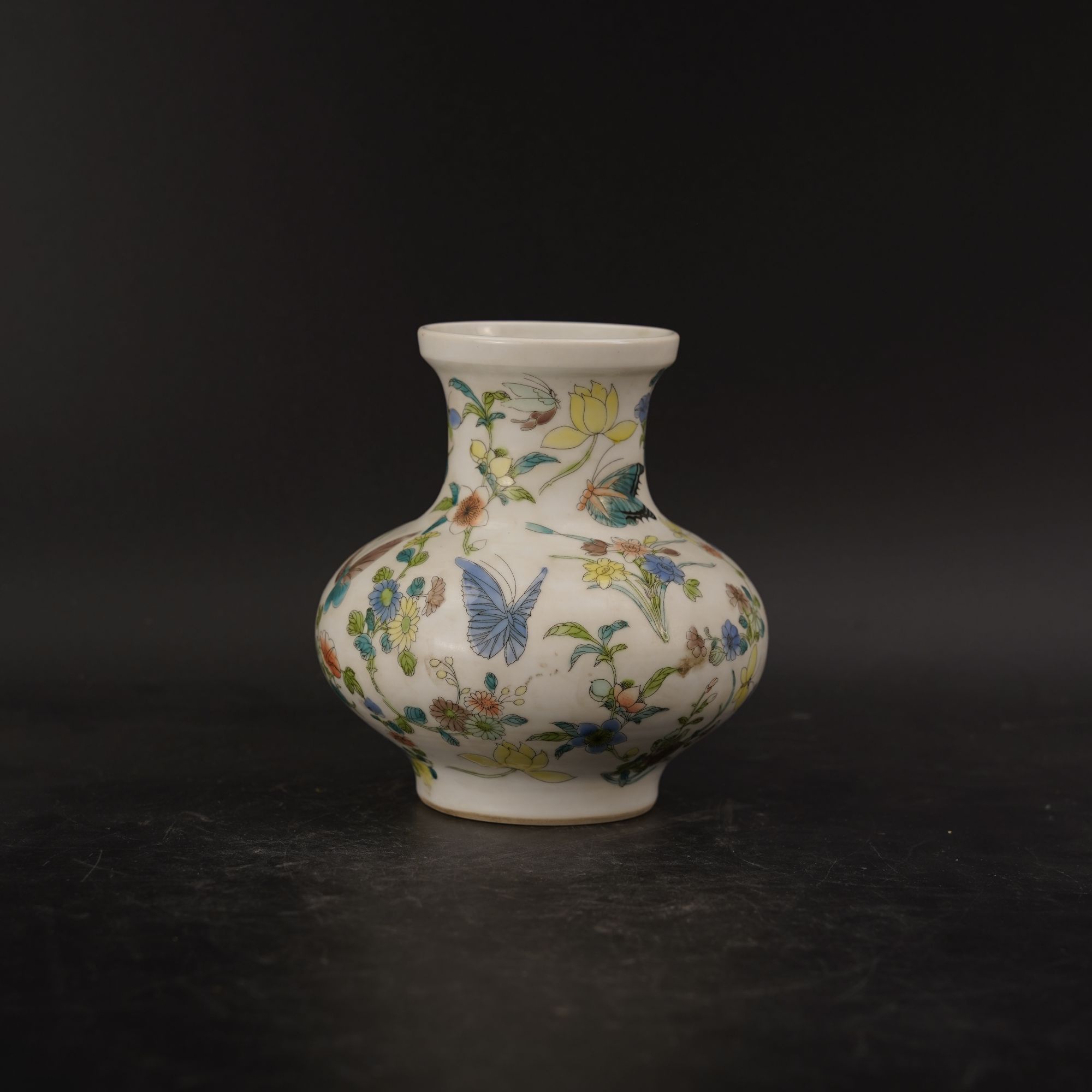 古董/瓷器/收藏/清-乾隆-粉彩蝶恋花纹饰荸荠瓶/0142