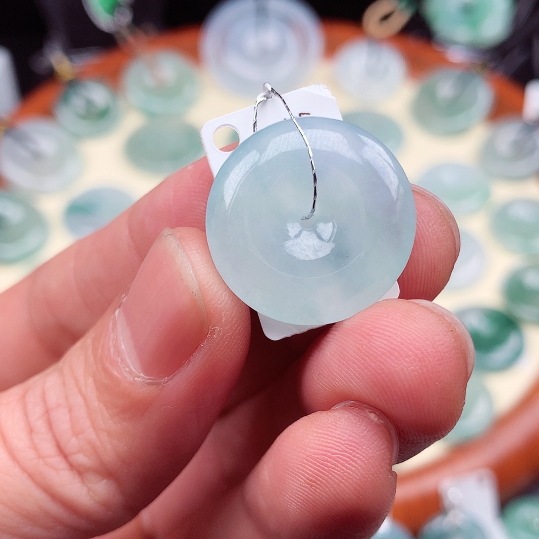 翡翠颈饰未镶嵌平安扣