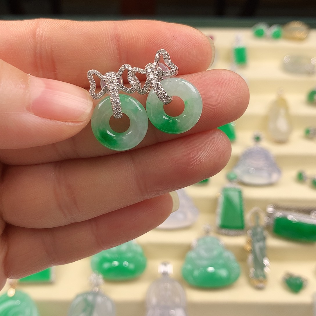 18K金镶嵌翡翠耳饰缅料