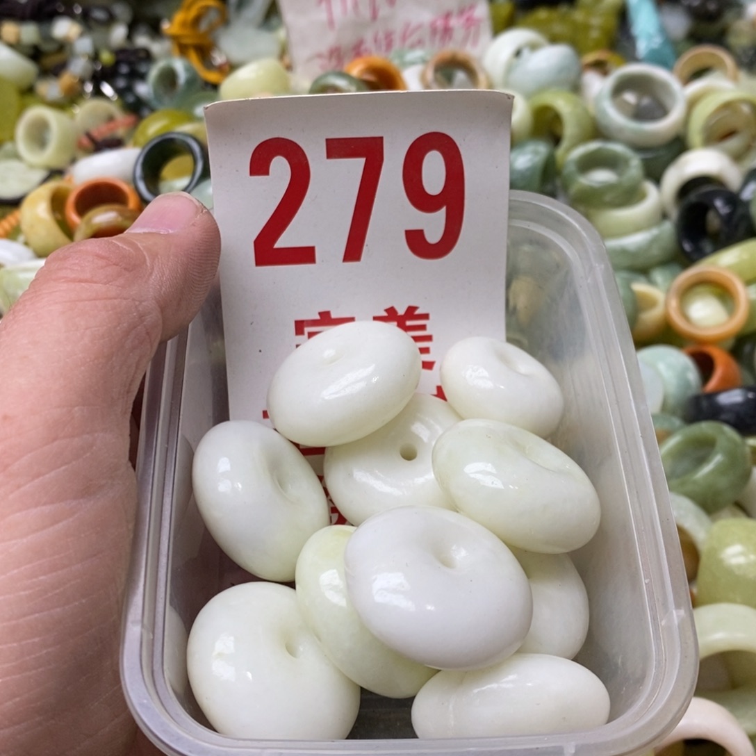 蛇纹石玉挂坠未镶嵌