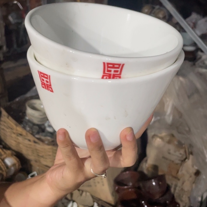 盘子碗都有好便宜。 