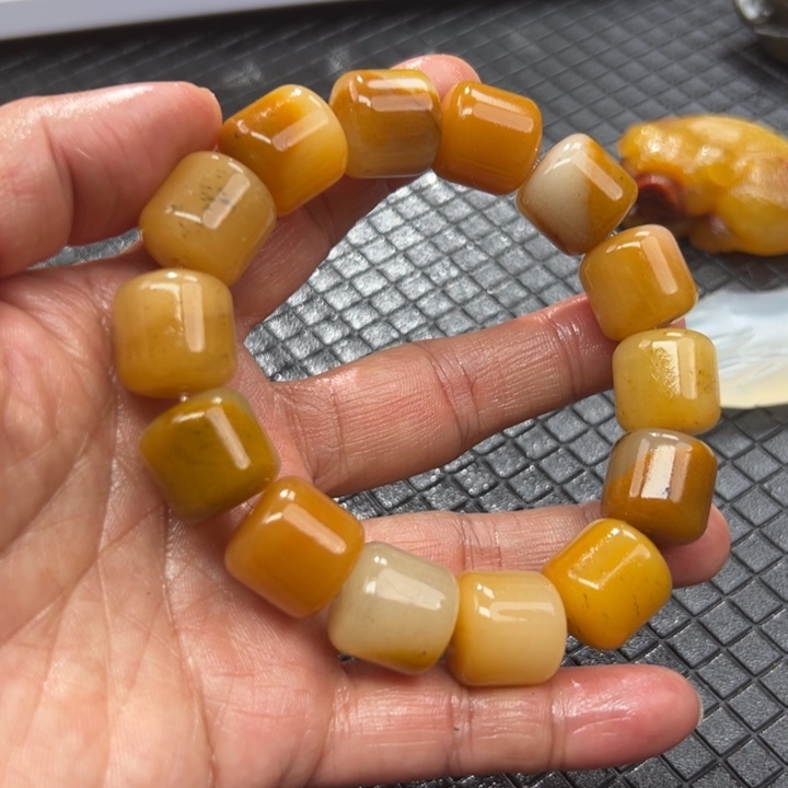 石英质玉（黄龙玉）颈饰未镶嵌