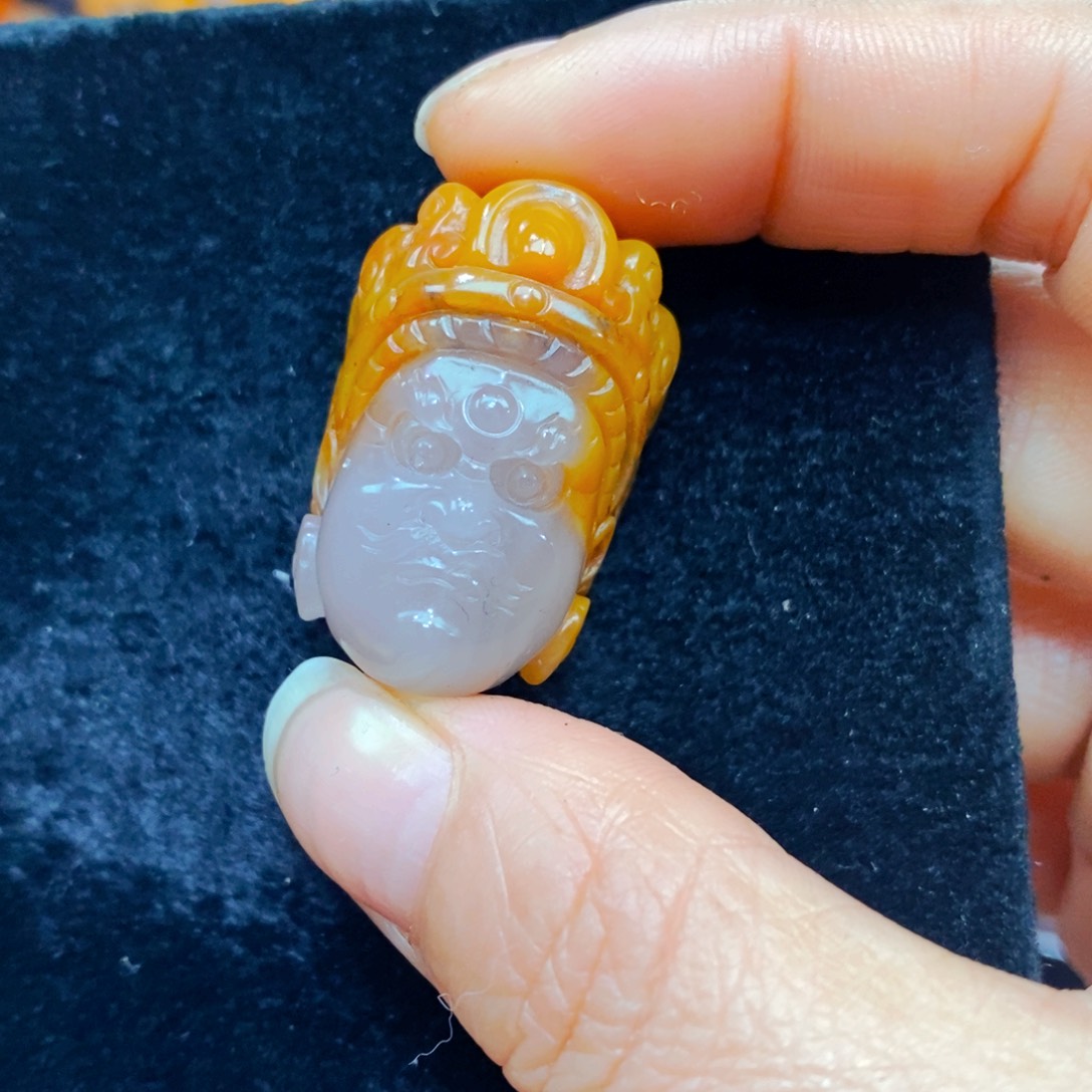 未镶嵌石英质玉（黄龙玉）颈饰