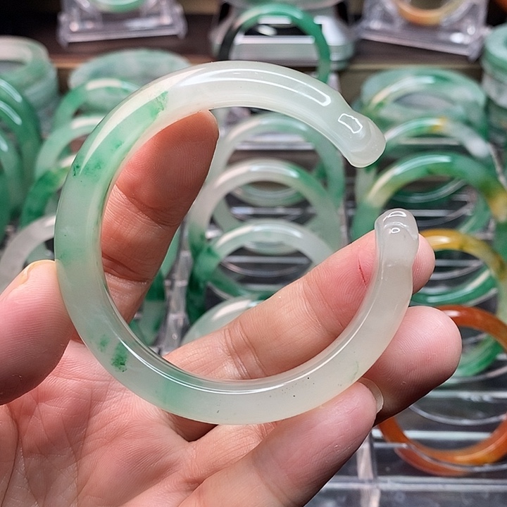 石英质玉手镯未镶嵌