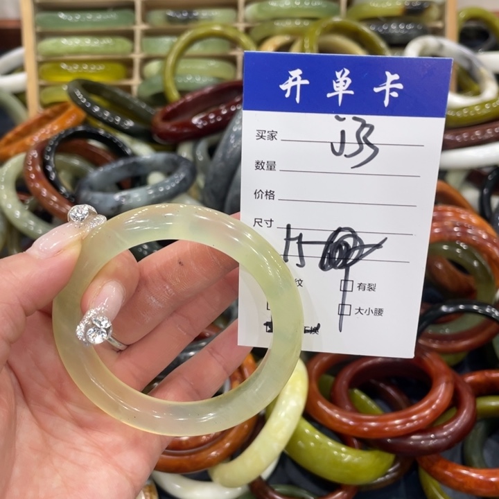 蛇纹石玉未镶嵌手镯