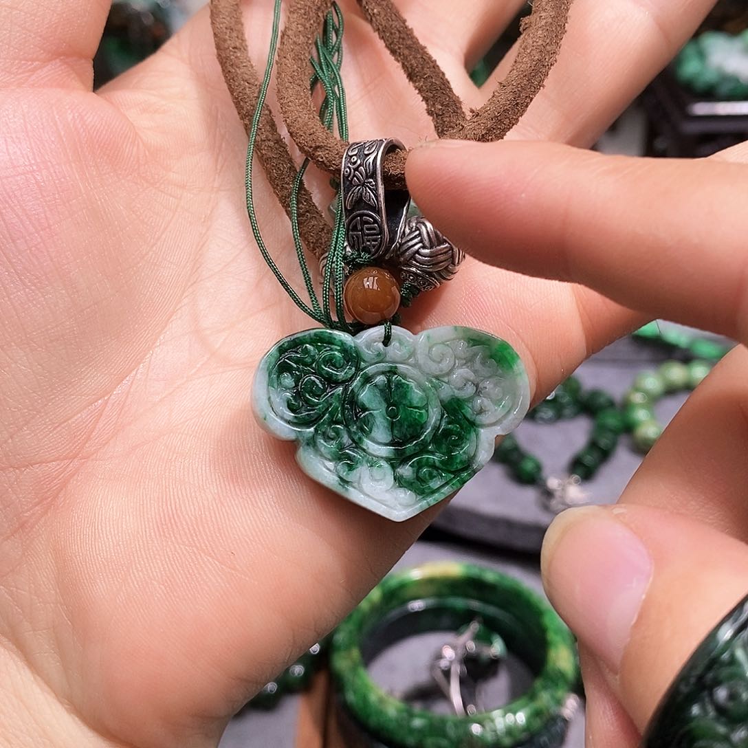 颈饰未镶嵌翡翠漂亮美眉