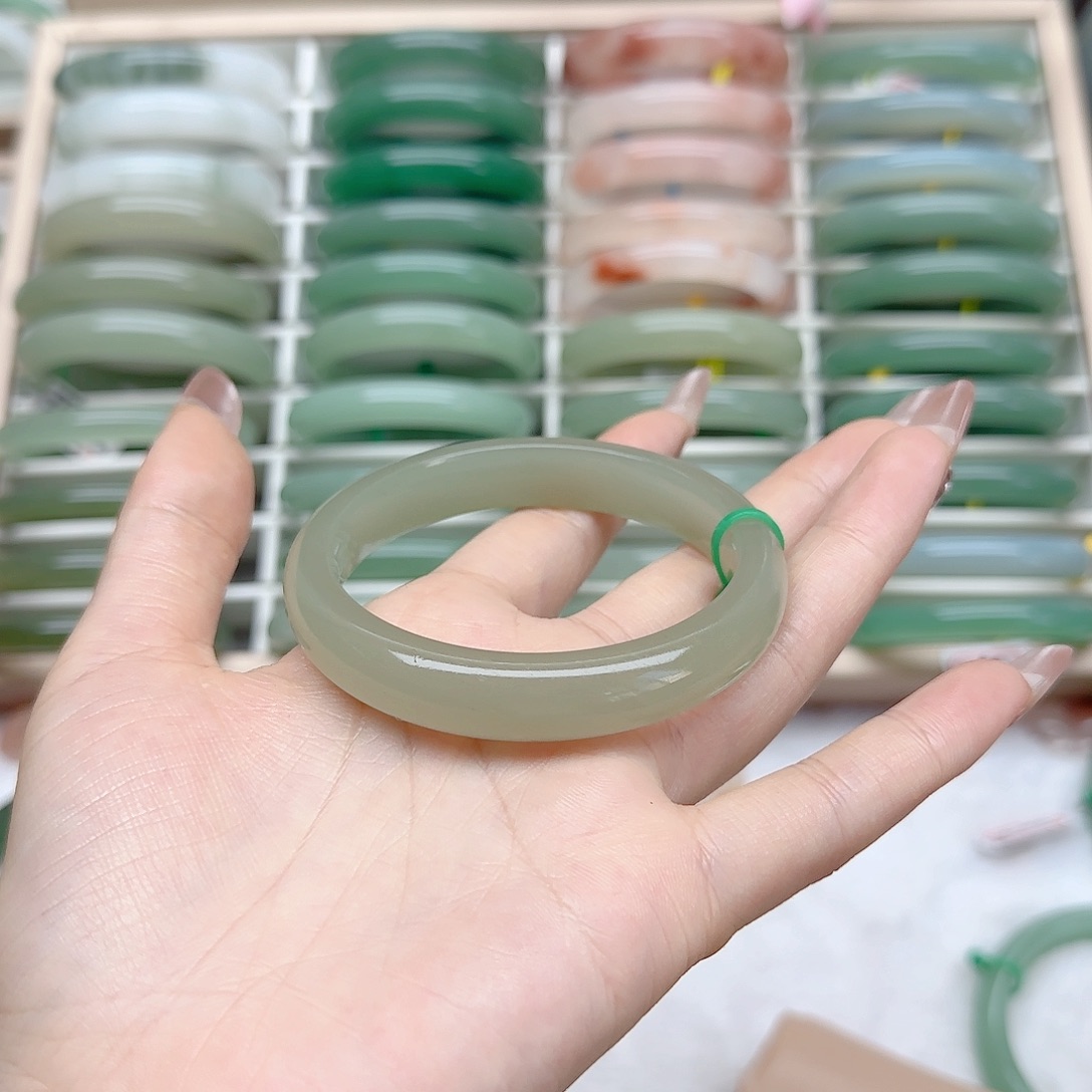 石英质玉手镯未镶嵌58口径