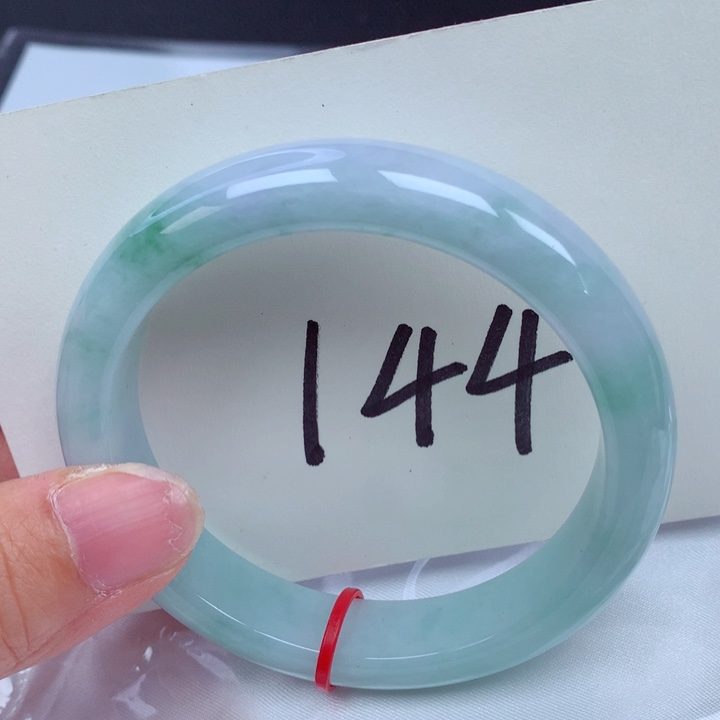 翡翠手镯未镶嵌翡翠