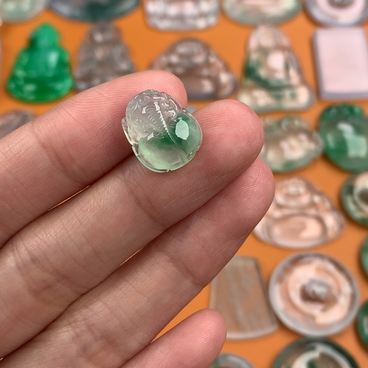 翡翠挂件未镶嵌…..