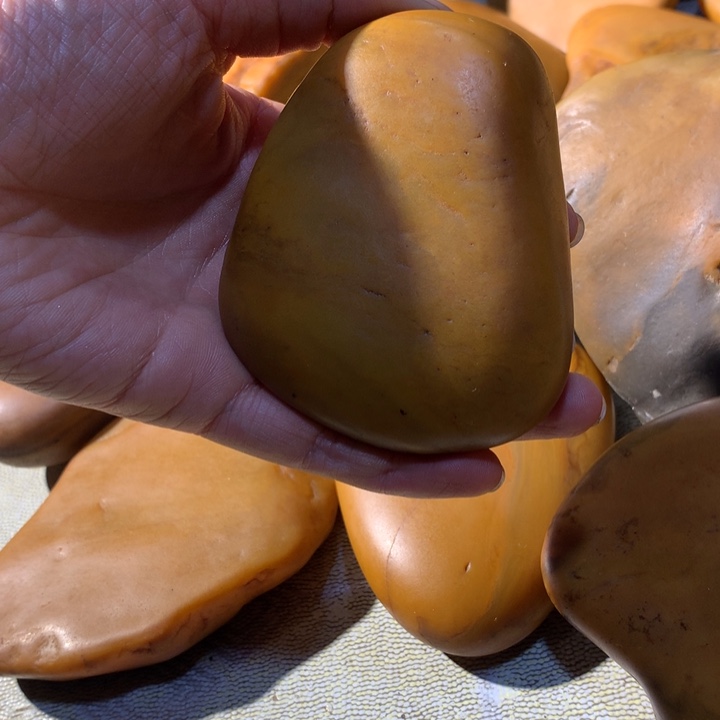 未镶嵌石英质玉（黄龙玉）颈饰