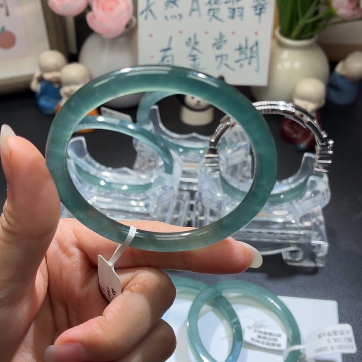 翡翠未镶嵌手镯高冰蓝