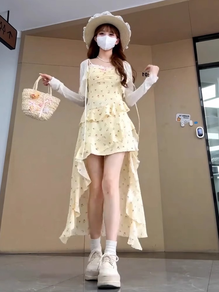不规则黄色吊带碎花连衣裙子女2025新款夏日绝美海边度假穿搭套装