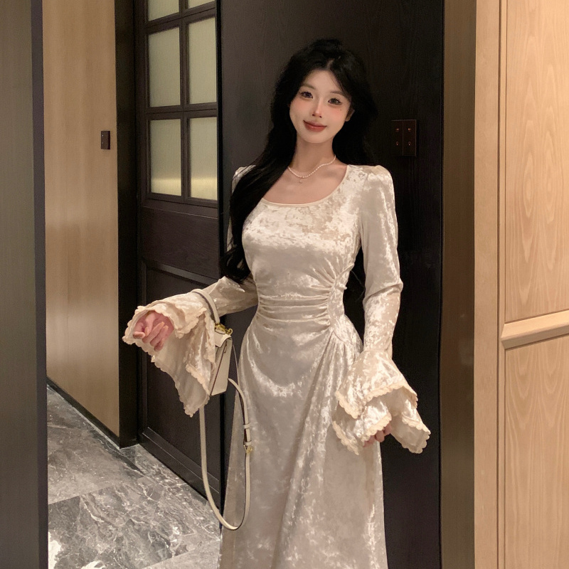 法式秋冬丝绒连衣裙女收腰喇叭袖裙子女高级感收腰显瘦A字长裙女