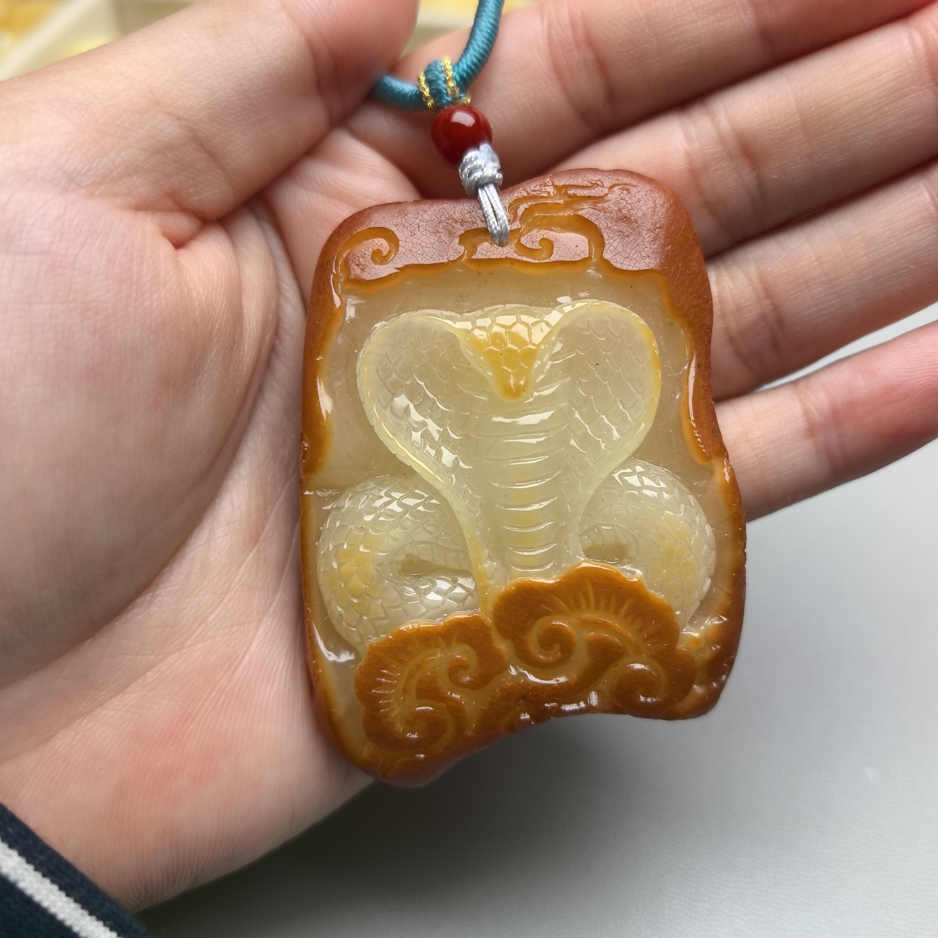 蜜蜡雕刻吊坠微瑕笑