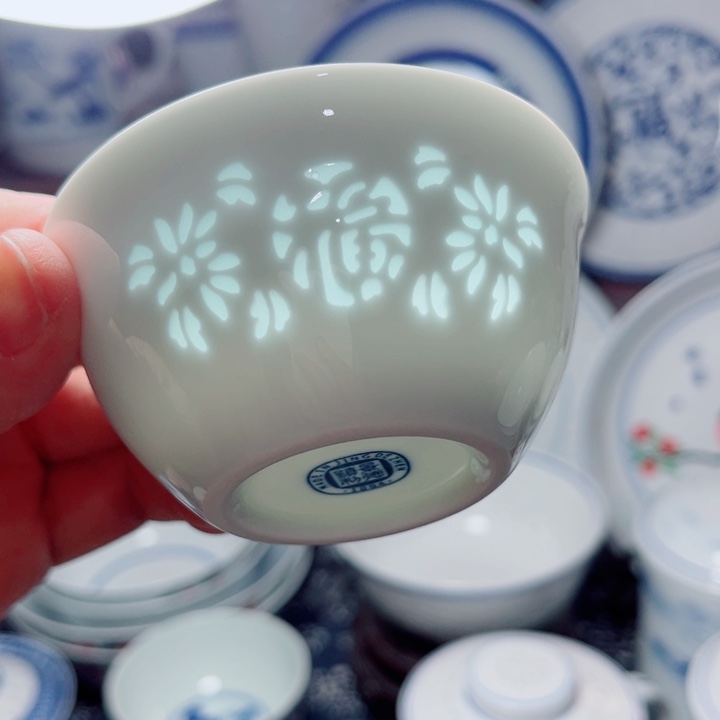 青花玲珑福字雕刻小茶碗