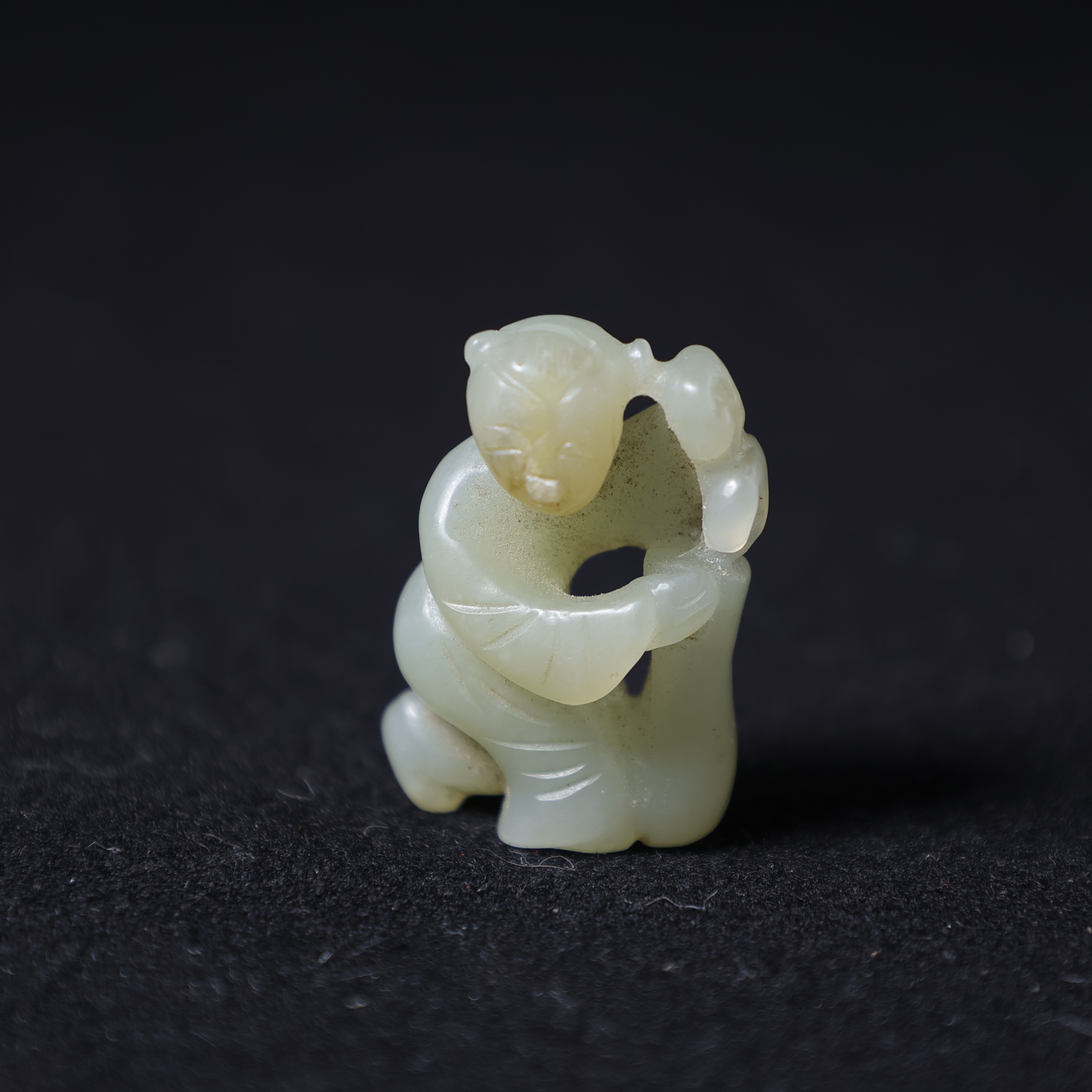 11G69明  青白玉圆雕持莲童子 