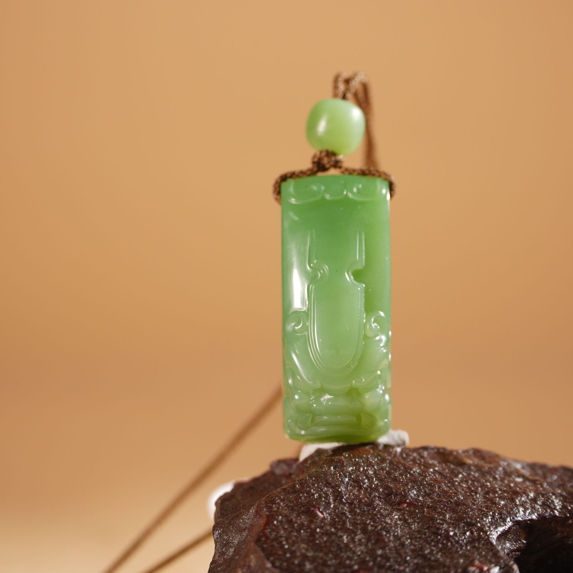 HE50235和田玉粉绿守护吊坠