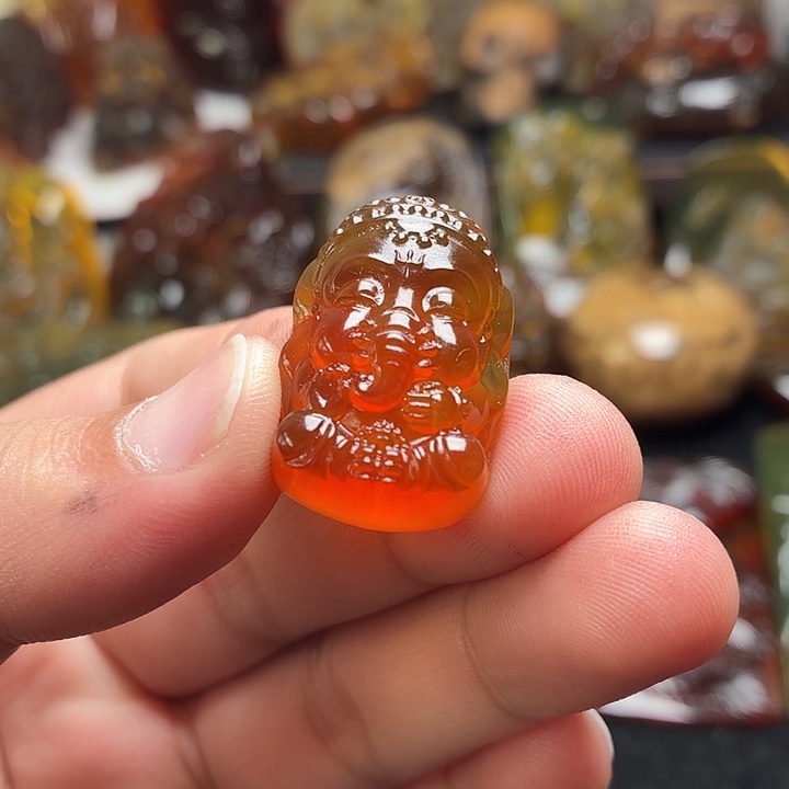 琥珀未镶嵌颈饰31